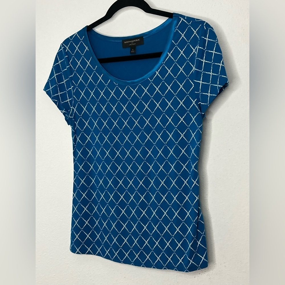Banana Republic Blue and White Patterned Tee Size Small